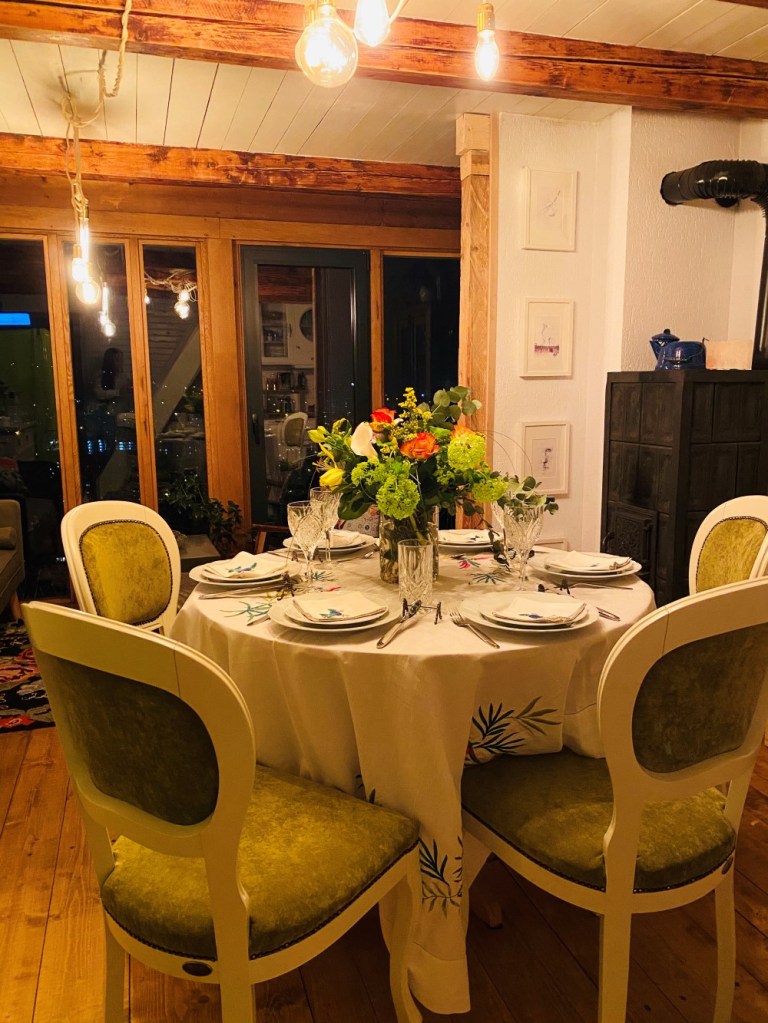 Designul de interior este eclectic, „un mélange de stiluri, dar foarte cozy”