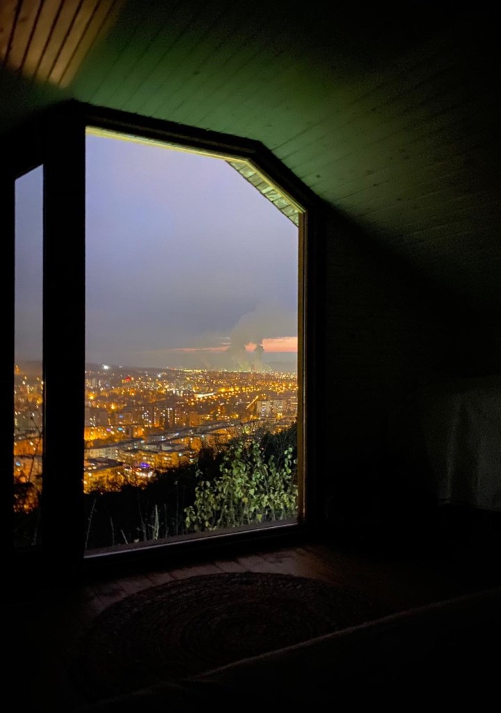 Căsuța este poziționată pe un deal și are un view minunat asupra orașului