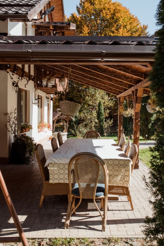 Casa de sub Munte este poziționat într-un decor de basm