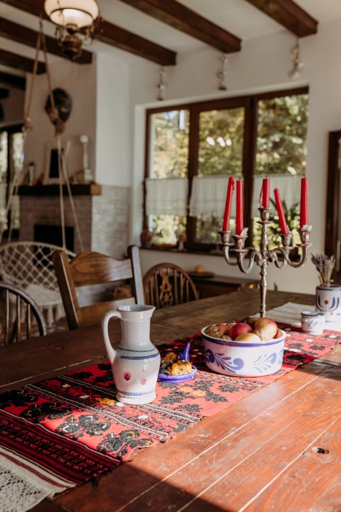 În Casa de sub Munte, toate obiectele vechi au poveste și prind viață