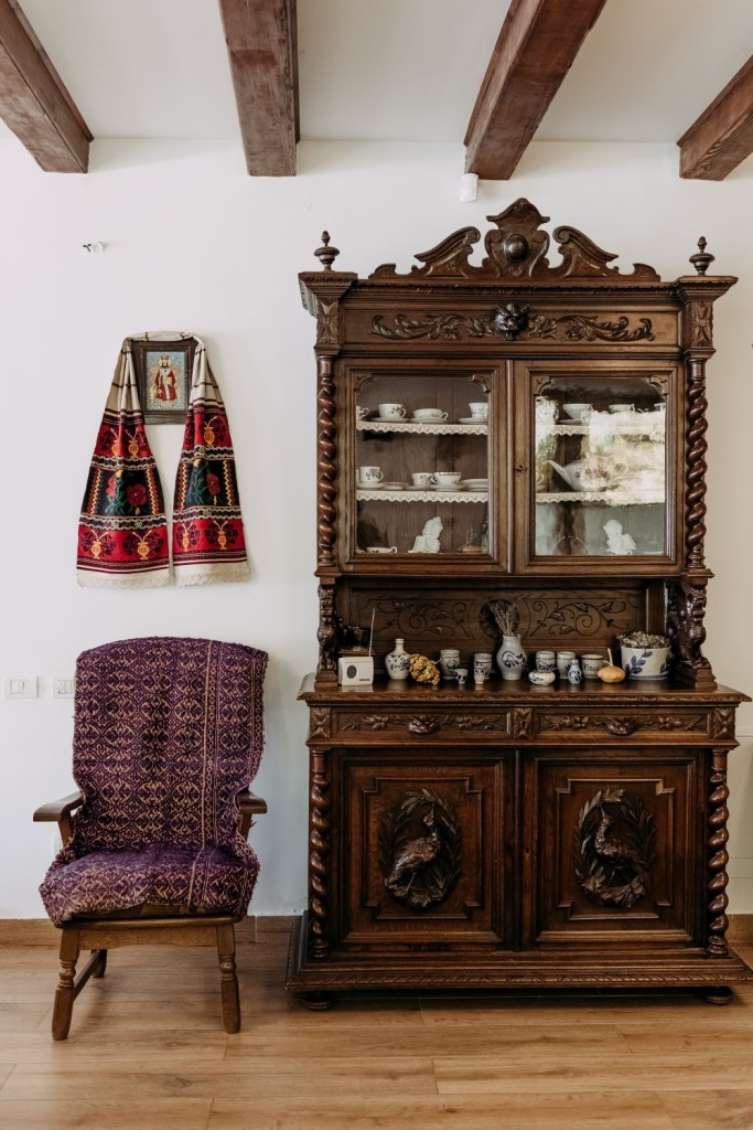 În Casa de sub Munte, toate obiectele vechi au poveste și prind viață
