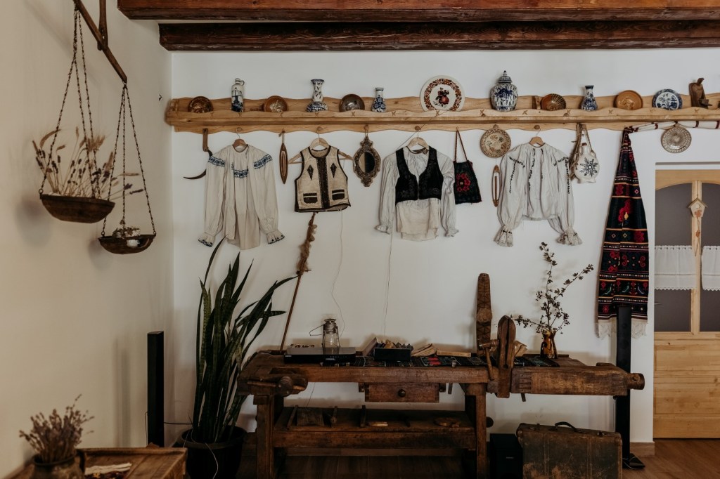 În Casa de sub Munte, toate obiectele vechi au poveste și prind viață