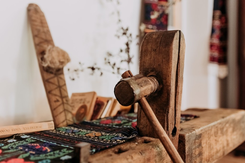 În Casa de sub Munte, toate obiectele vechi au poveste și prind viață