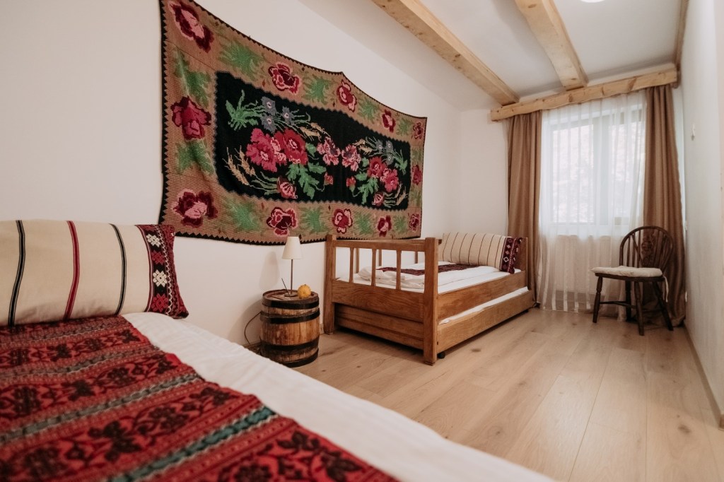 Toți membrii familiei s-au implicat în transformare și au lucrat și alături de meșteri locali