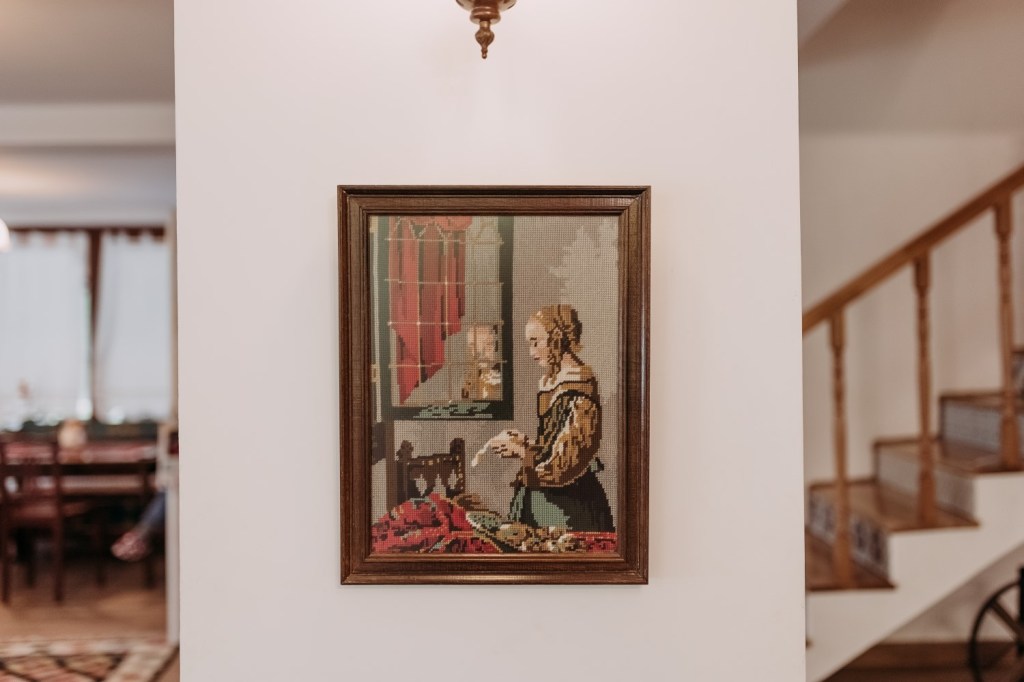 În Casa de sub Munte, toate obiectele vechi au poveste și prind viață