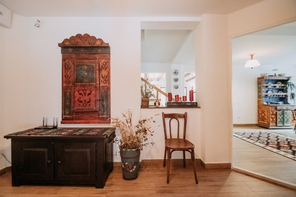 În Casa de sub Munte, toate obiectele vechi au poveste și prind viață