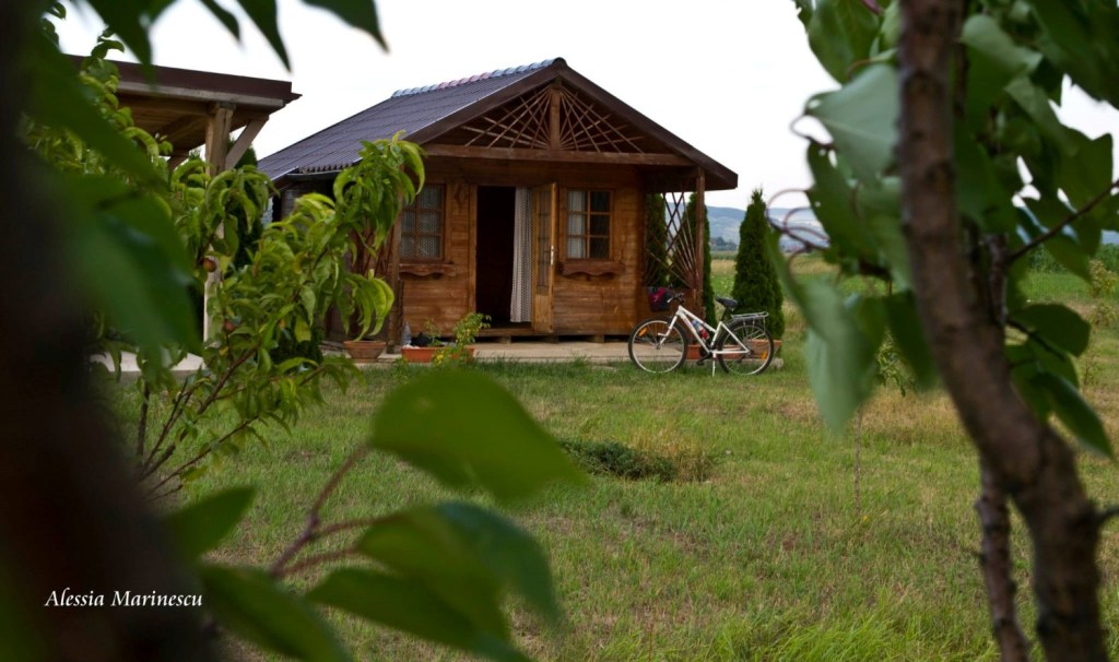 Așa arăta cabana, înainte să fie renovată și vopsită la exterior