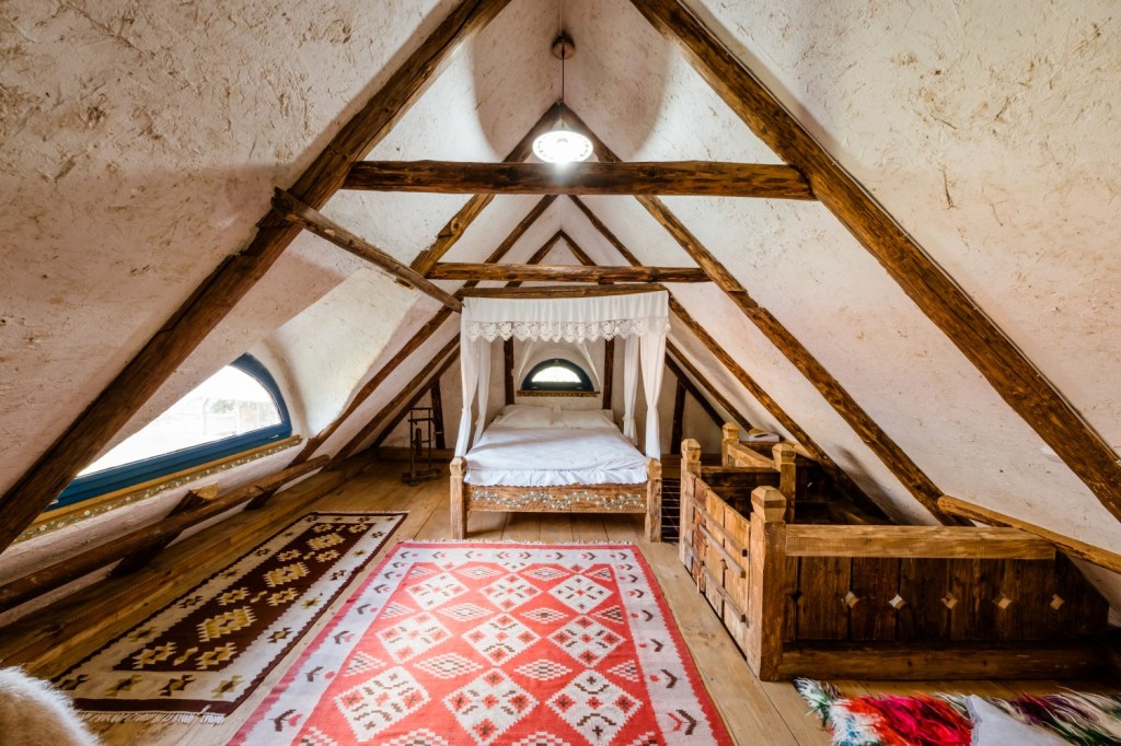 Casa salvată dintr-un grajd este lângă celelalte trei tiny-uri care vor intra în circuitul turistic