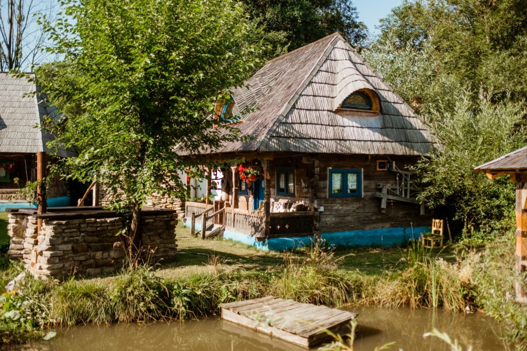 Casa salvată dintr-un grajd este lângă celelalte trei tiny-uri care vor intra în circuitul turistic