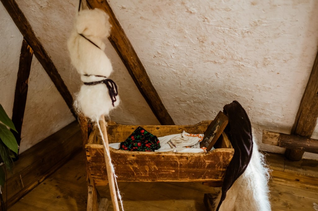 Casa salvată dintr-un grajd este lângă celelalte trei tiny-uri care vor intra în circuitul turistic