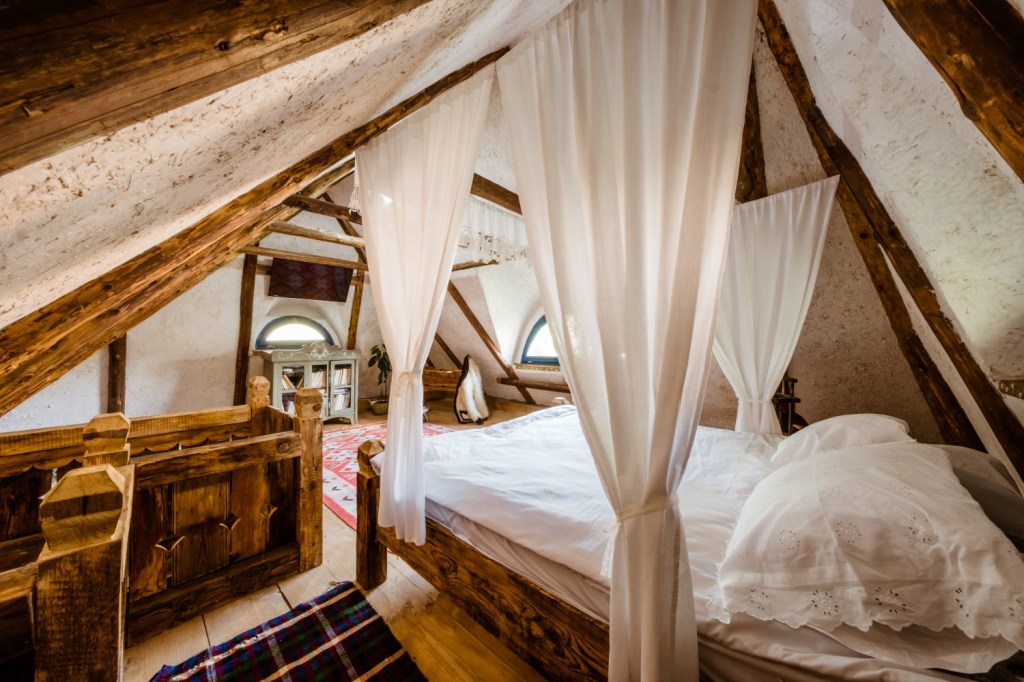 Casa salvată dintr-un grajd este lângă celelalte trei tiny-uri care vor intra în circuitul turistic