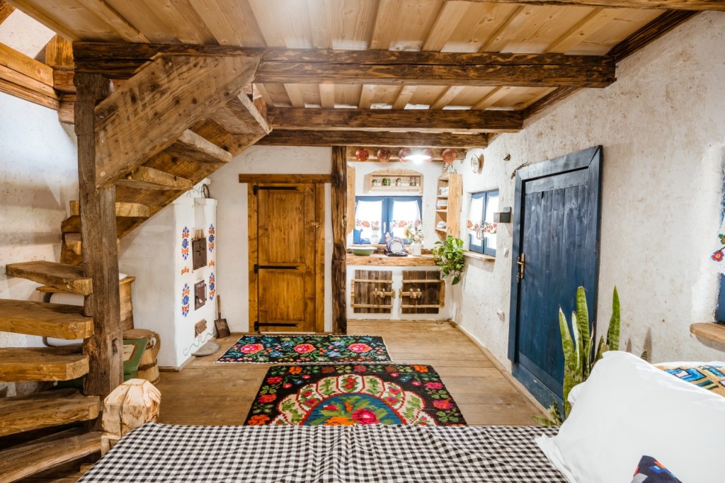 Casa salvată dintr-un grajd este lângă celelalte trei tiny-uri care vor intra în circuitul turistic