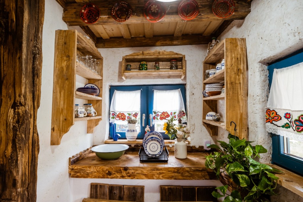 Casa salvată dintr-un grajd este lângă celelalte trei tiny-uri care vor intra în circuitul turistic