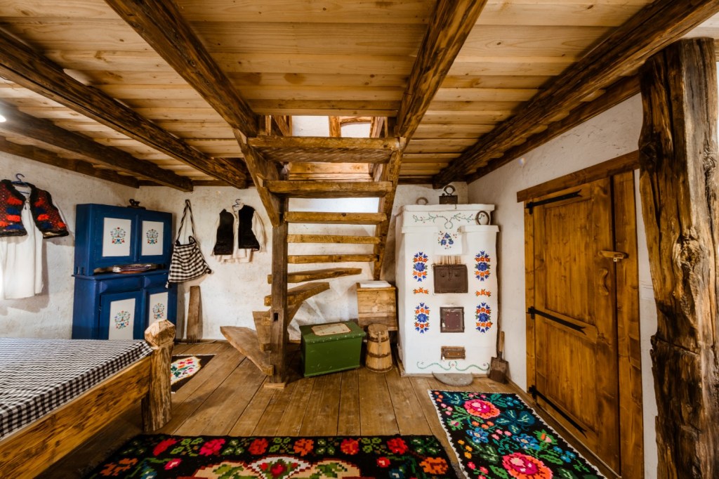 Casa salvată dintr-un grajd este lângă celelalte trei tiny-uri care vor intra în circuitul turistic