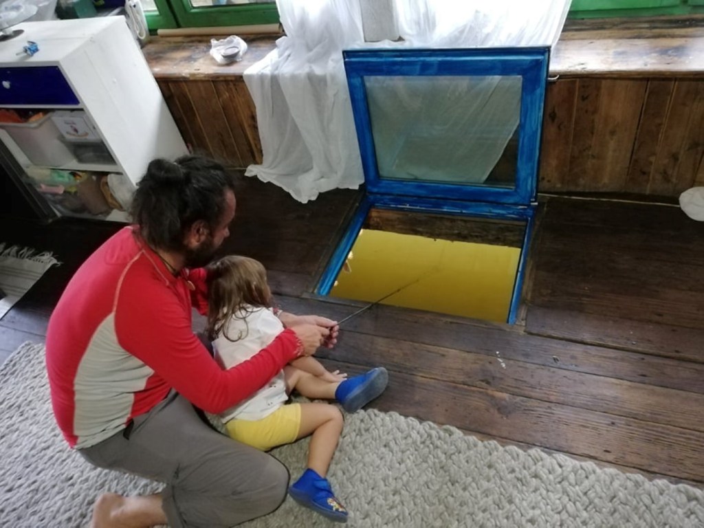 Dan și-a construit un geam în podea, pentru a putea pescui din casă