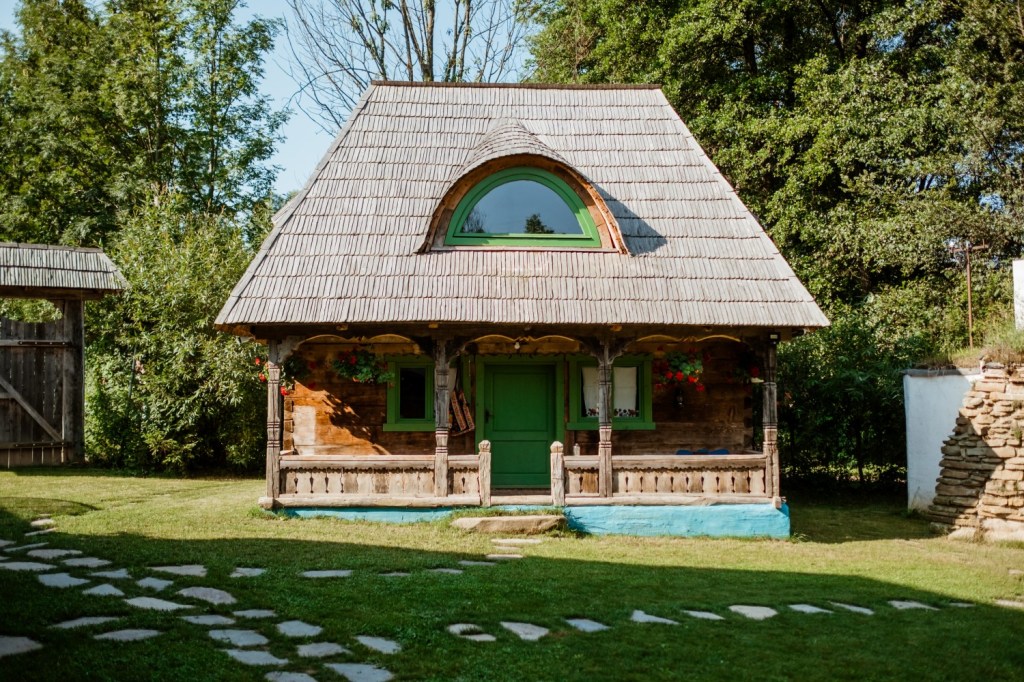 Una dintre casele salvate și recondiționate de Dan, poziționată pe terenul unde locuiește