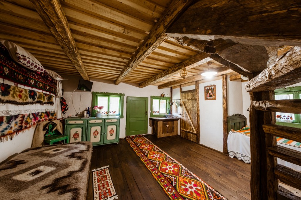 Una dintre casele salvate și recondiționate de Dan, poziționată pe terenul unde locuiește