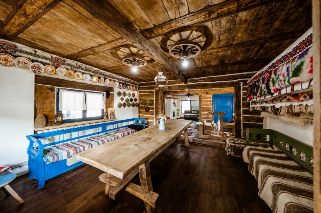 Casa Bunicii este casa moștenită de Dan de la mamaia lui, pe care el a renovat-o