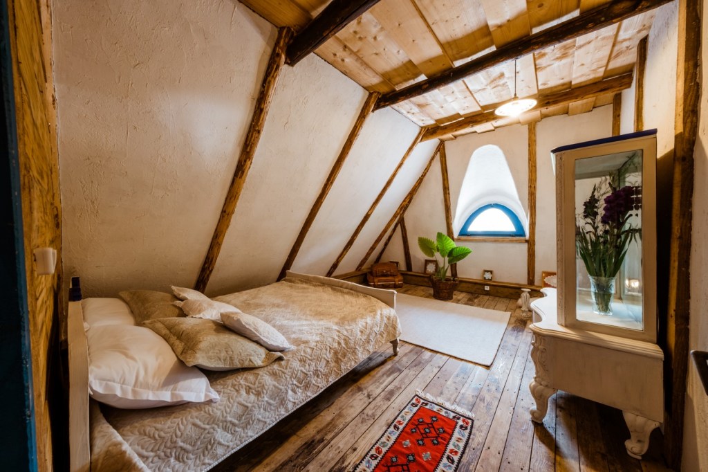 Casa Bunicii este casa moștenită de Dan de la mamaia lui, pe care el a renovat-o