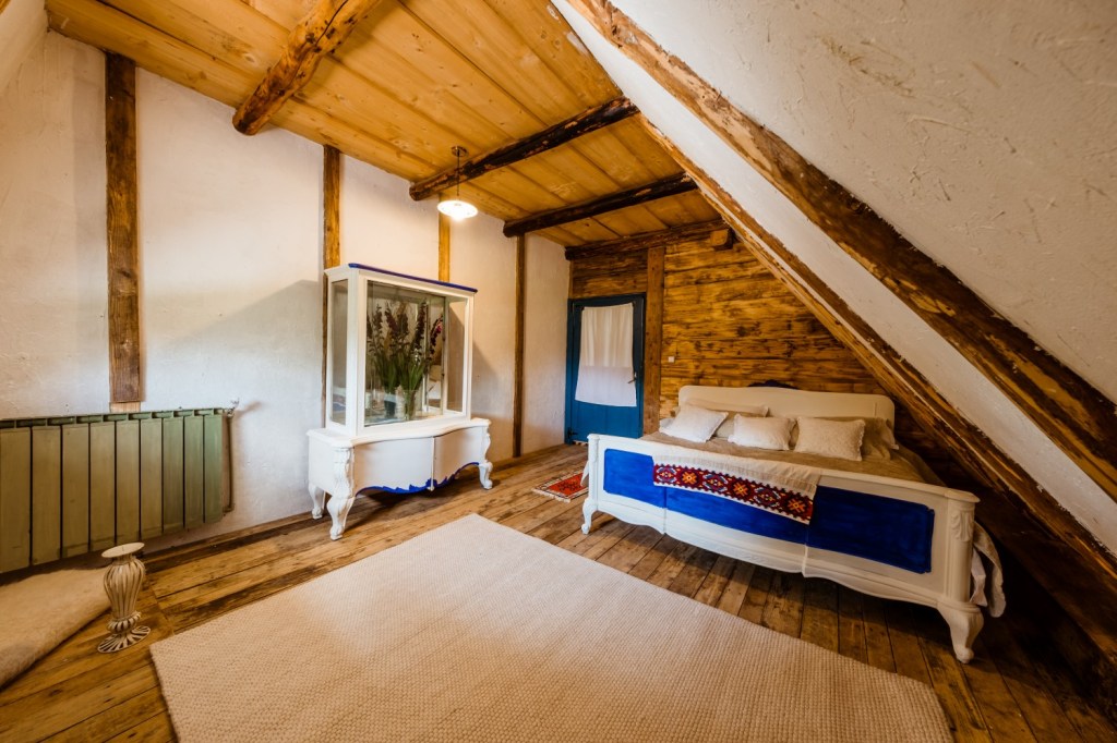 Casa Bunicii este casa moștenită de Dan de la mamaia lui, pe care el a renovat-o
