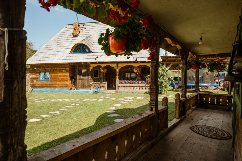 Casa Bunicii este casa moștenită de Dan de la mamaia lui, pe care el a renovat-o