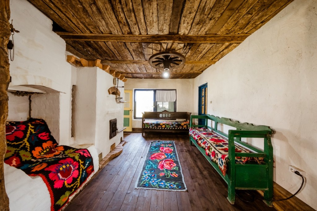 Casa Bunicii este casa moștenită de Dan de la mamaia lui, pe care el a renovat-o
