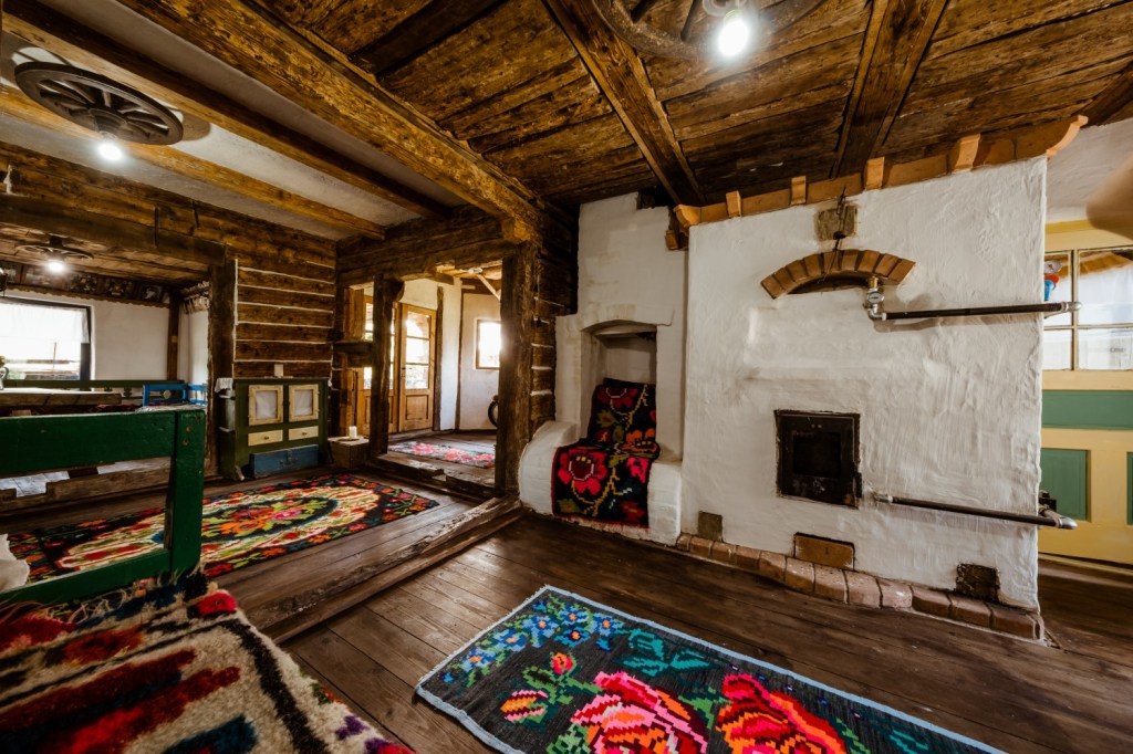 Casa Bunicii este casa moștenită de Dan de la mamaia lui, pe care el a renovat-o