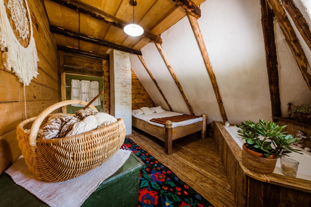 Casa Bunicii este casa moștenită de Dan de la mamaia lui, pe care el a renovat-o