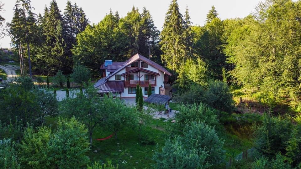 Casa de sub Munte este poziționat într-un decor de basm