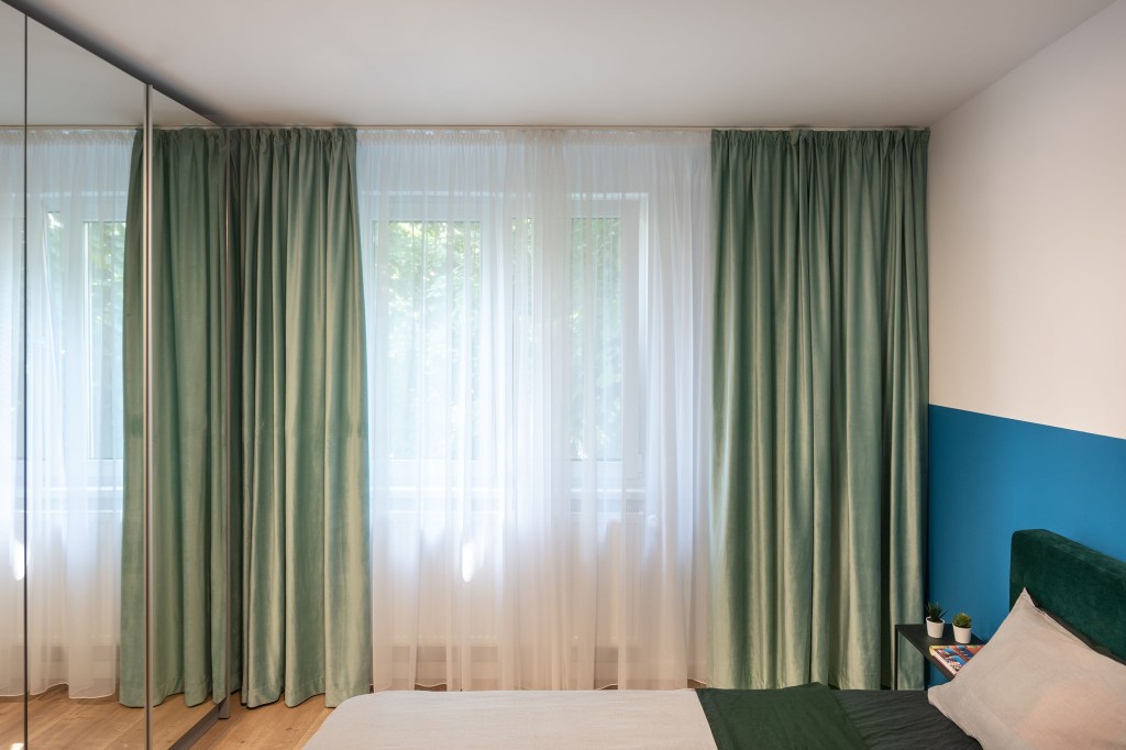 Amenajare dormitor apartament modern perdele verzi - arh. Andrada_Toader_Pasti (1)