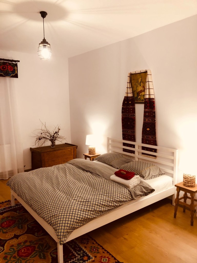 Cristina s-a ocupat singură de design-ul interior, unde a îmbinat elemente tradiționale cu moderne