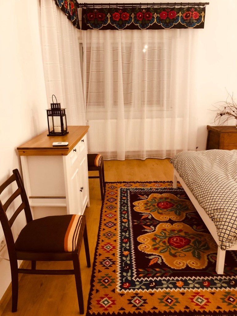 Cristina s-a ocupat singură de design-ul interior, unde a îmbinat elemente tradiționale cu moderne