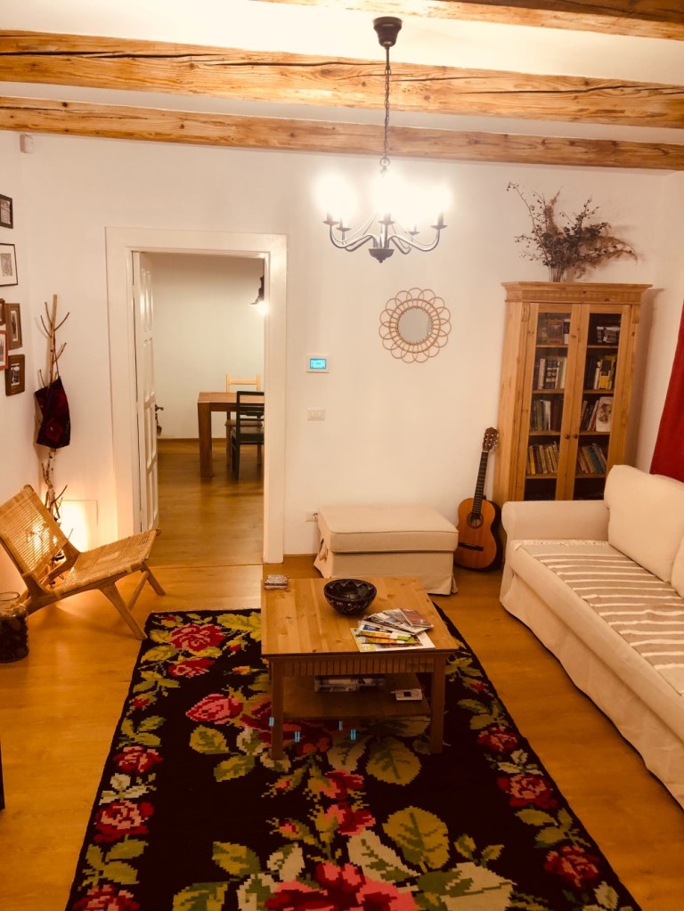 Cristina s-a ocupat singură de design-ul interior, unde a îmbinat elemente tradiționale cu moderne