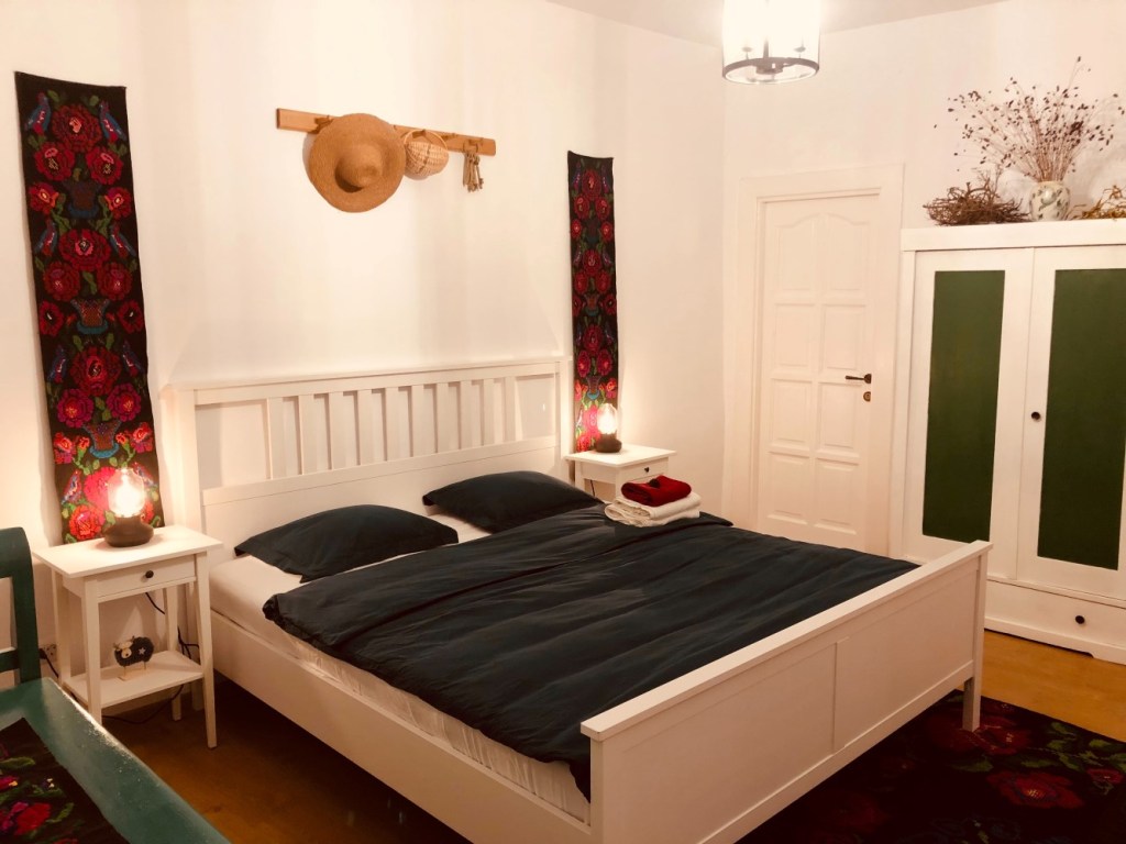 Casa are 85 metri pătrați, două dormitoare, două băi, un living și o bucătărie