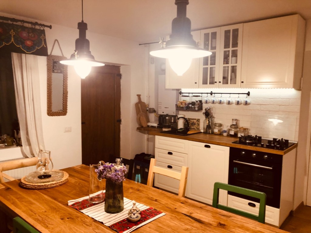 Casa are 85 metri pătrați, două dormitoare, două băi, un living și o bucătărie