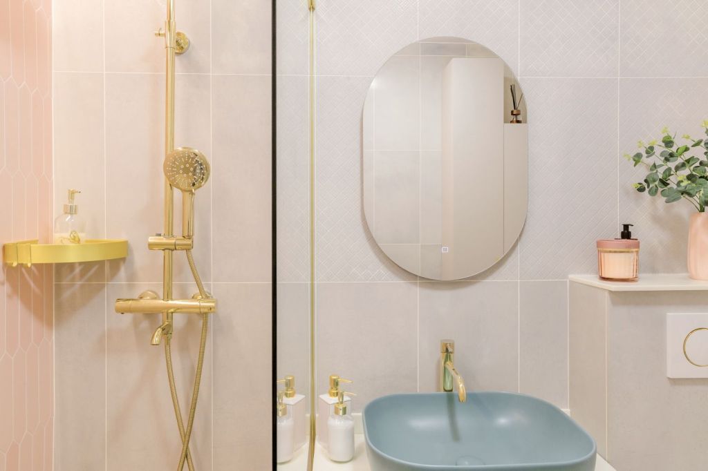 amenajare baie ceramica roz obiecte sanitare aurii bucuresti