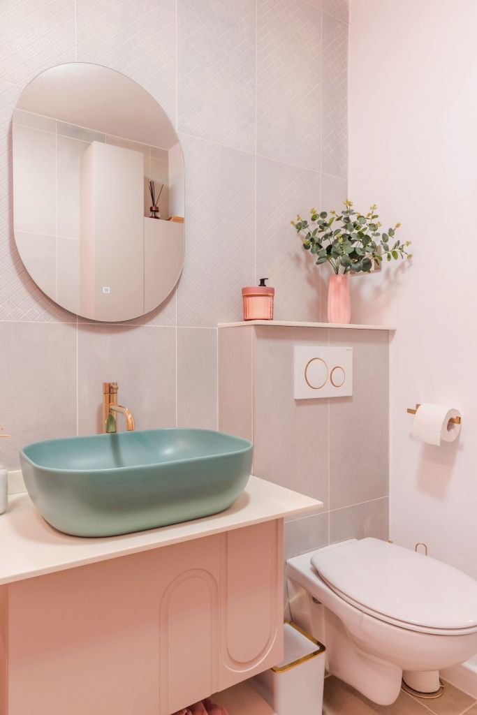 amenajare baie gri roz auriu