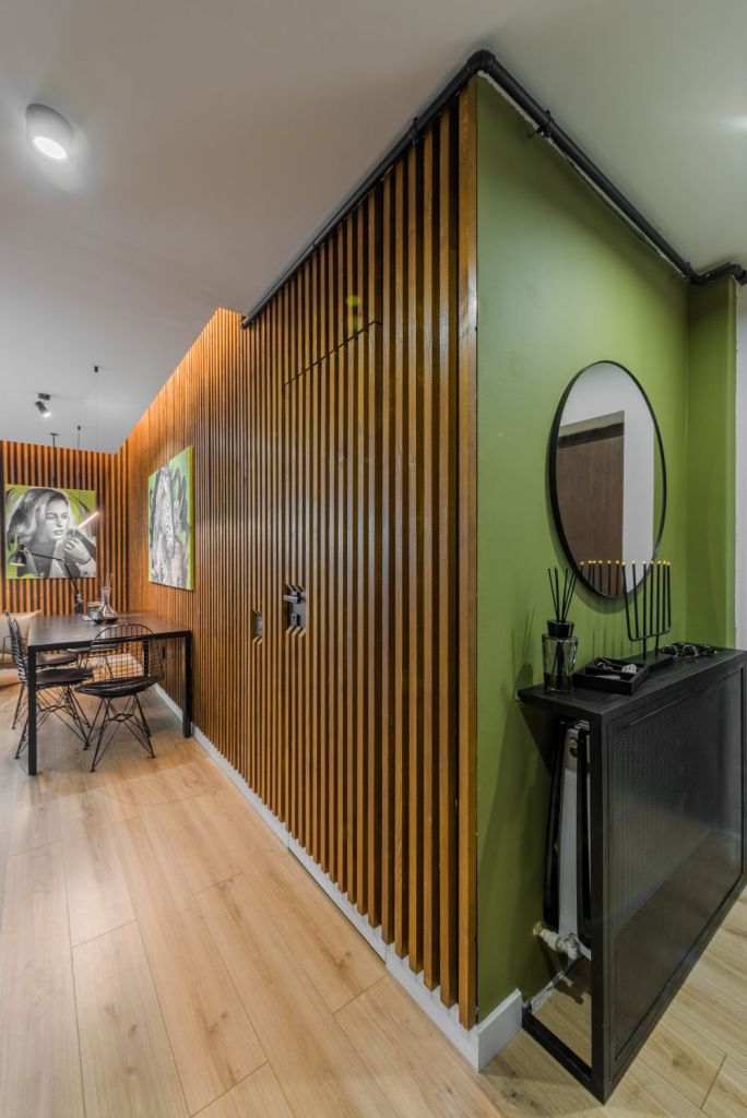 amenajare hol perete verde riflaje lemn