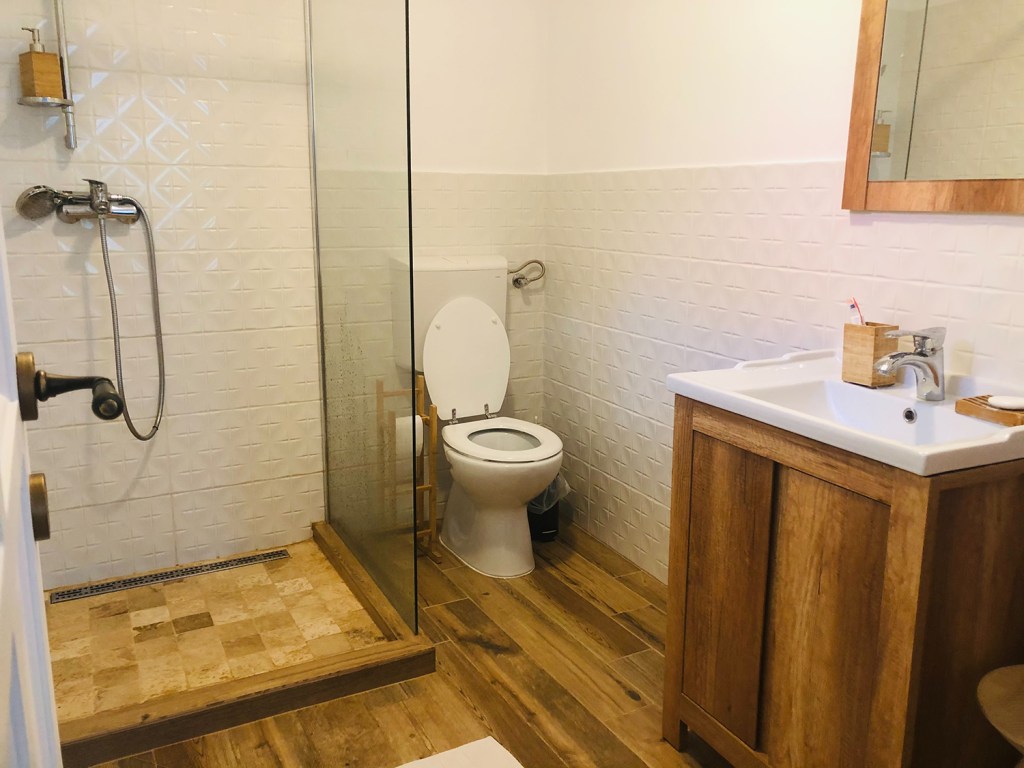 Casa are 85 metri pătrați, două dormitoare, două băi, un living și o bucătărie