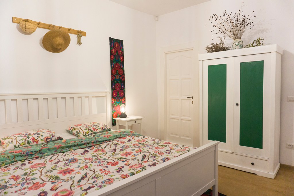 Casa are 85 metri pătrați, două dormitoare, două băi, un living și o bucătărie
