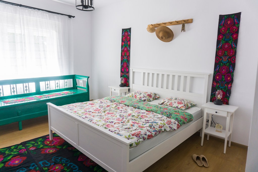 Casa are 85 metri pătrați, două dormitoare, două băi, un living și o bucătărie