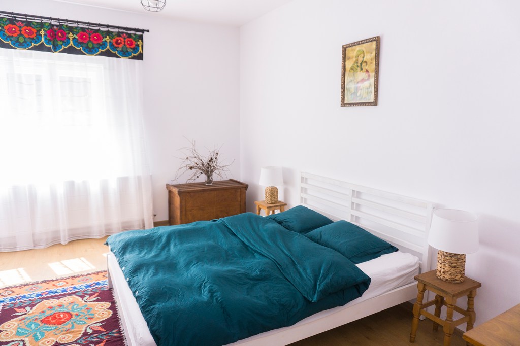 Casa are 85 metri pătrați, două dormitoare, două băi, un living și o bucătărie