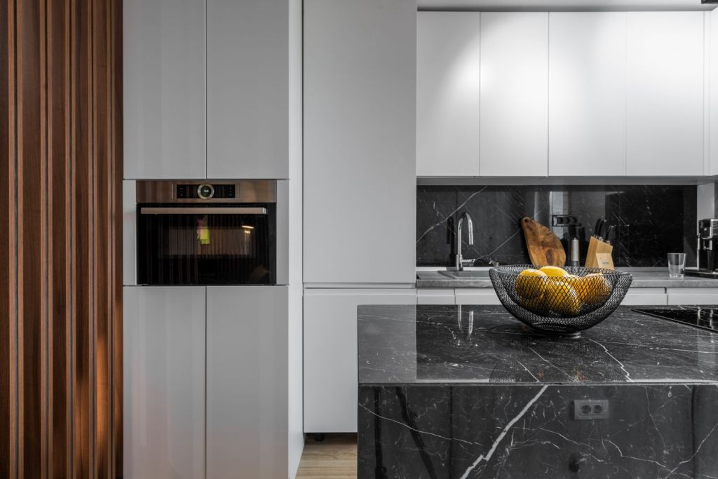 mobilier alb minimalist bucatarie