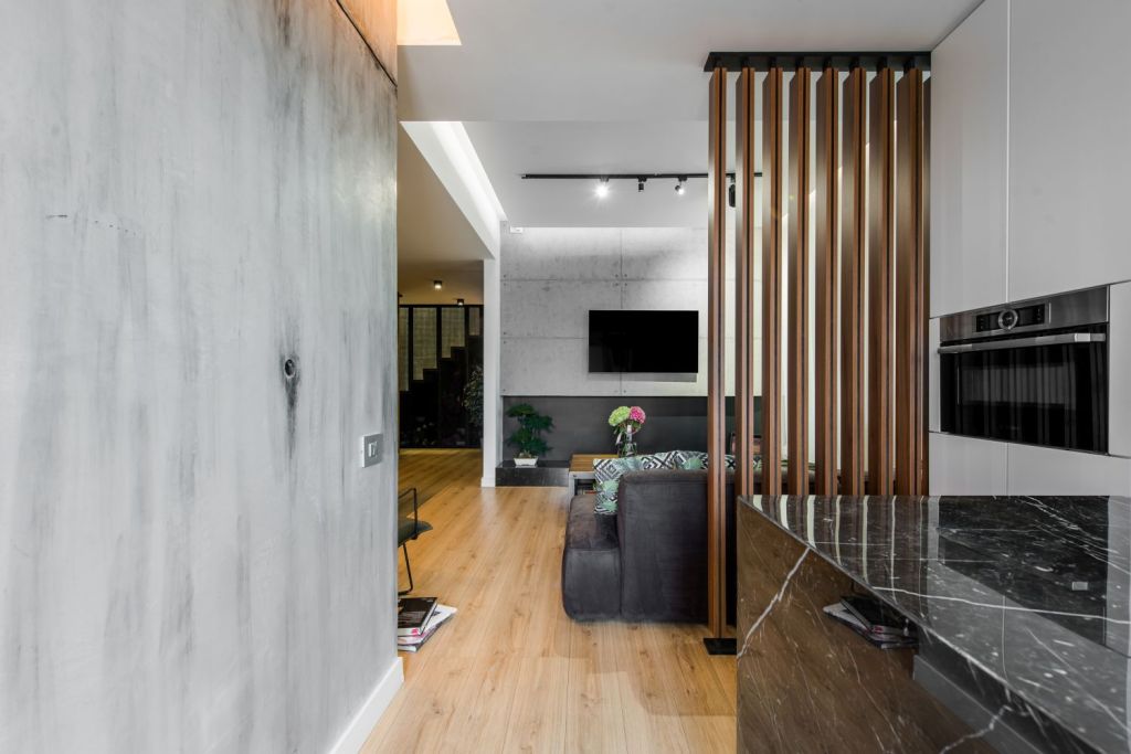 vedere bucatarie spre living open space