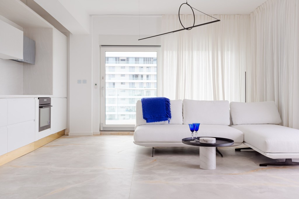 apartament la mare intrare bucătărie iluminat masă canapea