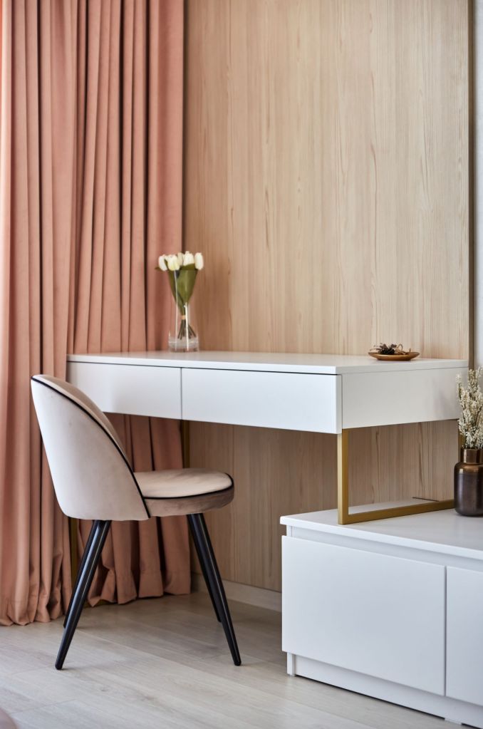 Amenajare apartament Bucuresti arh. Cristina Micu - birou alb scaun gri perdele roz