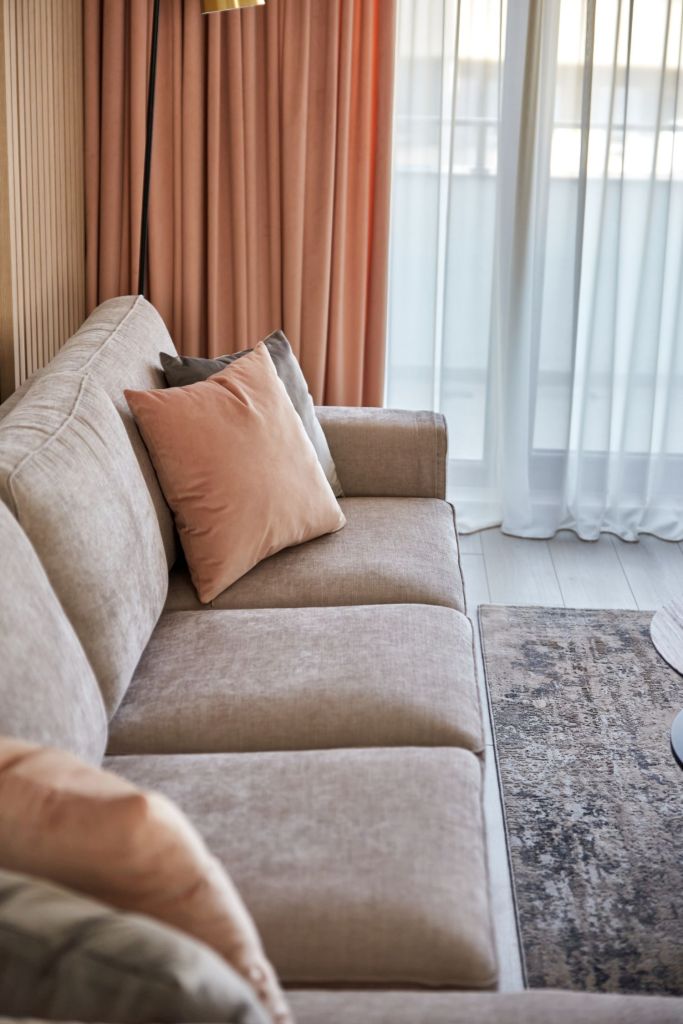 Amenajare apartament Bucuresti arh. Cristina Micu - canapea gri perdele roz (1)