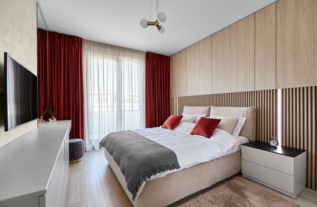 Amenajare apartament Bucuresti arh. Cristina Micu - dormitor perdele rosii Zen Interior (1)