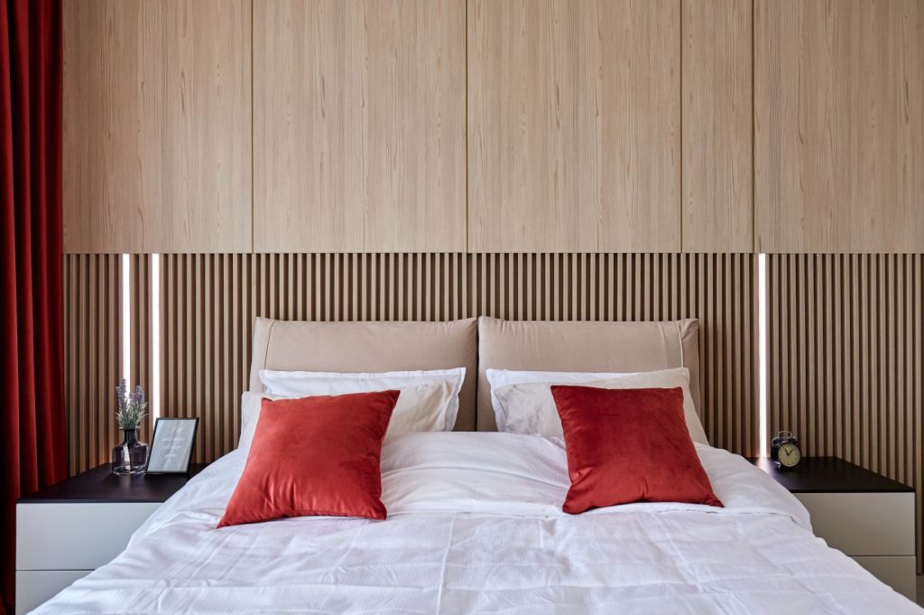 Amenajare apartament Bucuresti arh. Cristina Micu - dormitor perdele rosii Zen Interior (2)