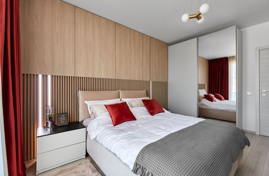 Amenajare apartament Bucuresti arh. Cristina Micu - dormitor perdele rosii Zen Interior (3)
